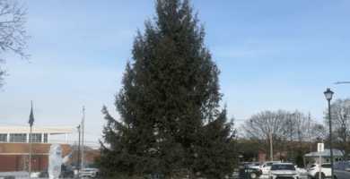 رجل أعمال مسلم أميركي ينقذ احتفال عيد الميلاد في ديربورن هايتس